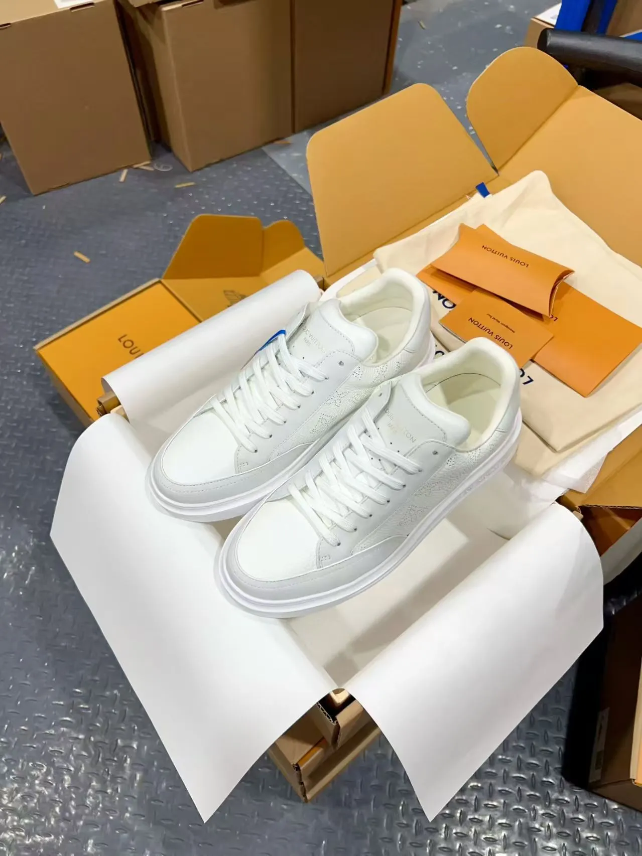 👟👟Ex-factory price 640👟👟 Vuitton Louis Vuitton Beⅴerly Hⅰll men's casual sports shoes white shoes —————————— Good looks and handsome feet, every color is huge and beautiful! A must-have item for fashionistas 🛍 Original custom-made embossed grained calfskin (not superfiber leather on the market, everyone needs to distinguish it!) symmetrical old pattern washed denim; all accessories and accessories are customized according to the original 1:1. Even the color matching of the shoelaces is customized 1:1. Original identical private model TPU outsole. Many clever little designs must have the original version to see that they are well done. The quality lies in the details! The original consistent chip tag can be directly entered into the LV official website 😏 Purchasing agent for ceiling level. Full set of Jingmei aircraft box packaging. Please look for our quality‼ ️ Please pay attention to distinguish the currency materials on the market! Code number: 37-45